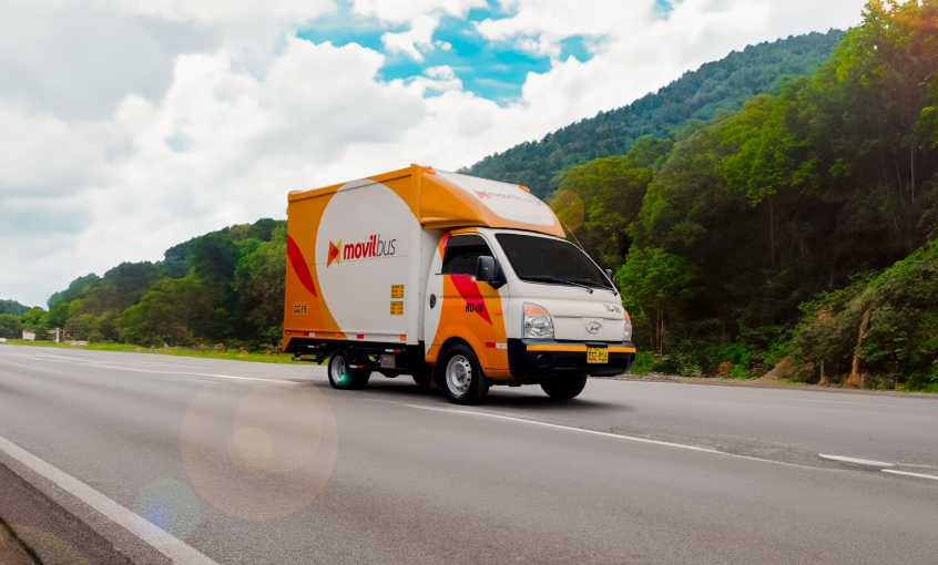 Furgón Movilbus en carretera