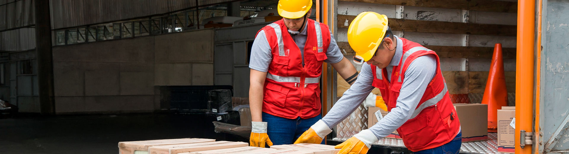 Trabajadores con cascos